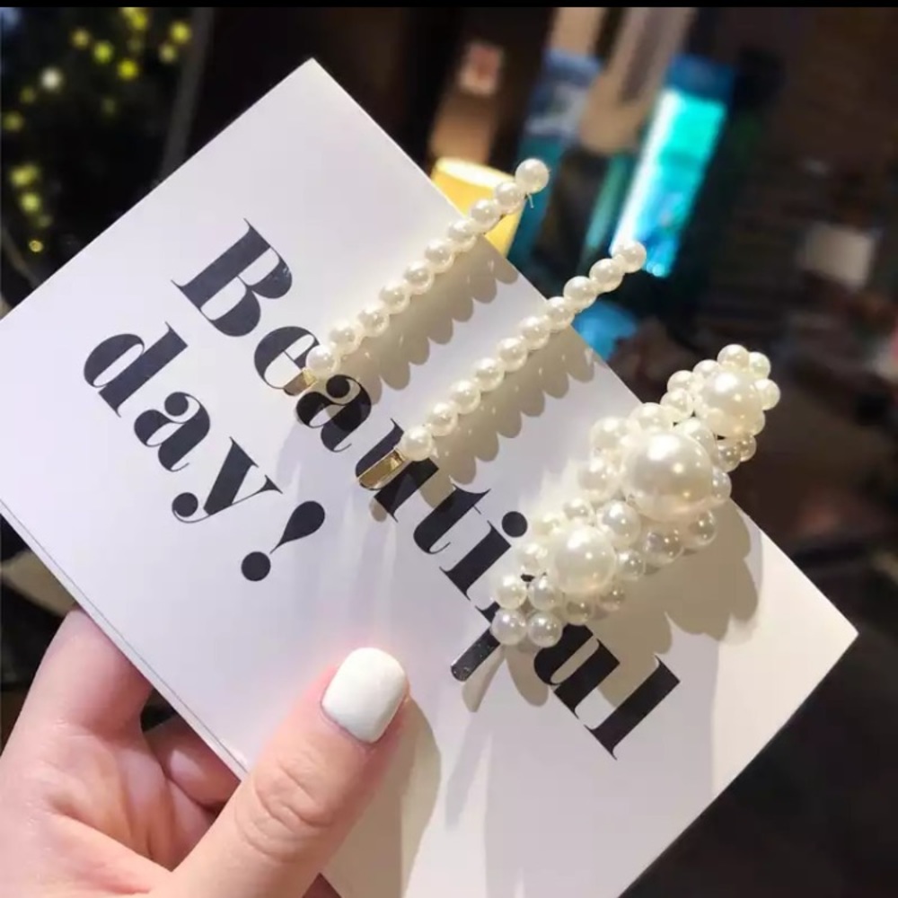 Set of three trendy pearl hair clips and pins